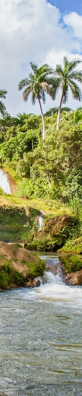 Bade unter dem plätschernden Wasserfall El Nicho